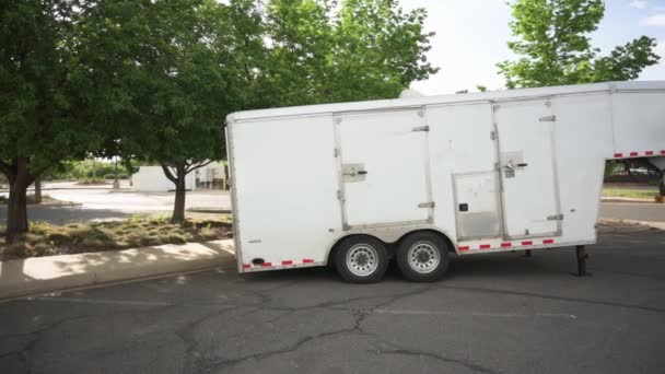 Small White Gooseneck Cargo Trailer Empty Parking Lot Pan — 비디오