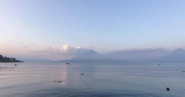 Timelapse Van Lake Atitlan Guatemala Tijdens Zonsopgang Met Mens Vissen — Stockvideo