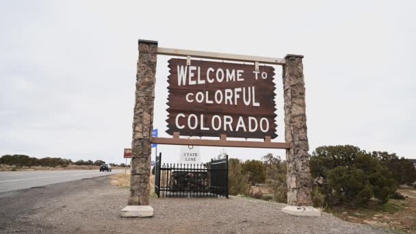 Welcome Colorful Colorado State Line Sign Overcast Day Static — Stockvideo