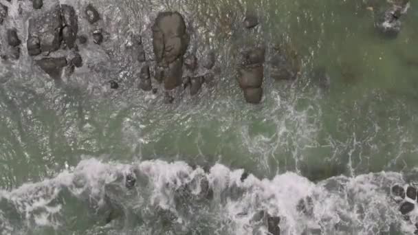 Static Aerial Footage Top Ocean Waves Rushing Rocks Shore — Video