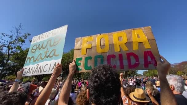 Povos Protesto Contra Assassinatos Amazônicos Dom Phillips Bruno Pereiro Seguram — Vídeo de Stock