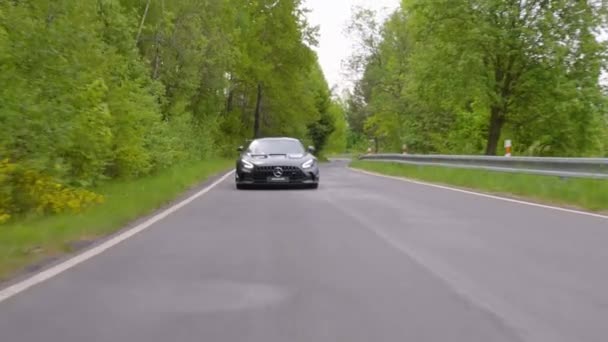 Czarny Samochód Sportowy Jazdy Pustej Ulicy Stabilny Strzał — Wideo stockowe