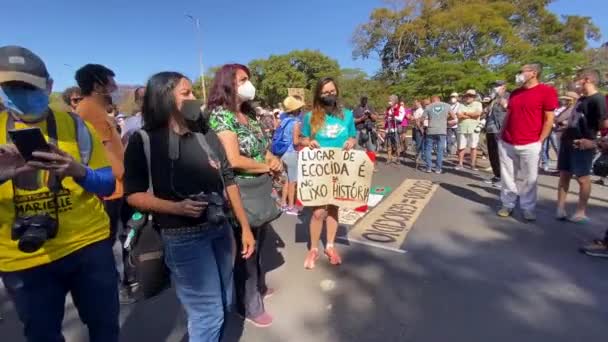 一位女士举着一个标牌 上面写着 在反对两名男子被杀的抗议行动中 生态是属于历史垃圾的 — 图库视频影像