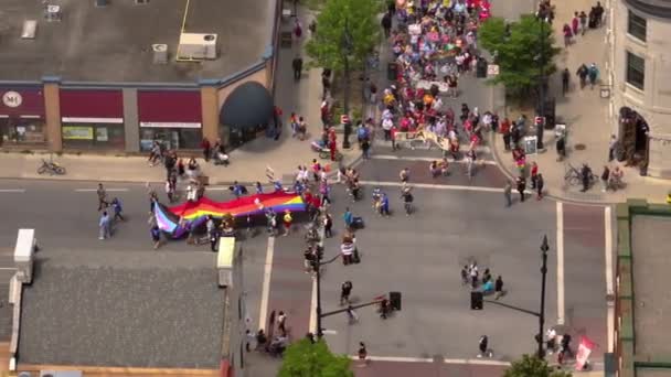 Luchtfoto Close Van Grote Trots Vlag Van Mensen Vieren Trots — Stockvideo