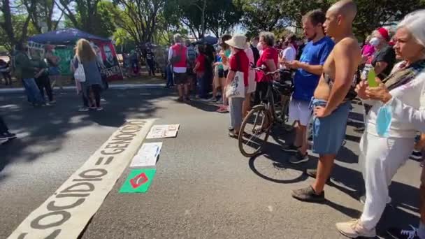 Amazon Bölgelerindeki Altın Cinayetlerine Karşı Protestodaki Insanların Arasından Kayan Kamera — Stok video