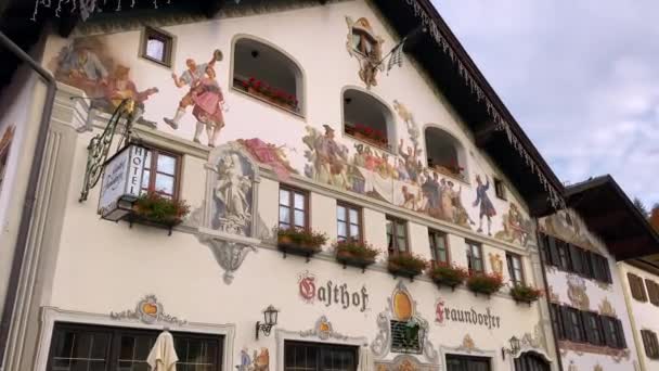 Историческая Баварская Гостиница Gasthof Fraunhofer Hotel Красочными Настенными Росписями Улице — стоковое видео