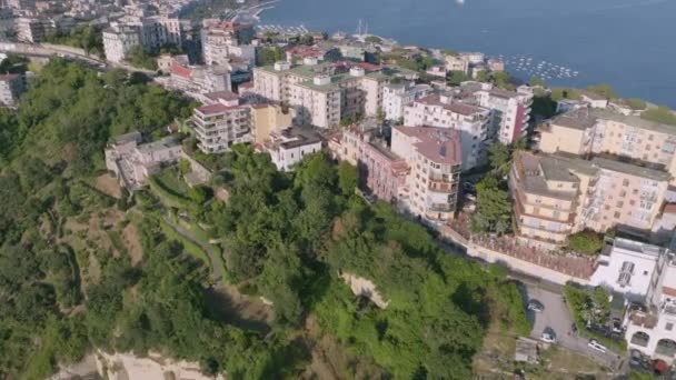 イタリア ナポリの北の丘の上の近所の空飛ぶ映像を開く — ストック動画