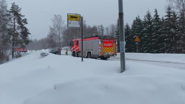 Βαρύ Πυροσβεστικό Φορτηγό Ρυμουλκών Ατύχημα Κατεστραμμένο Όχημα Χιονισμένο Δρόμο — Αρχείο Βίντεο