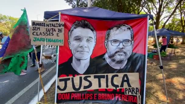 Frontal Images Large Sign Photos Murdered British Dom Phillips Brazilian — Vídeo de stock