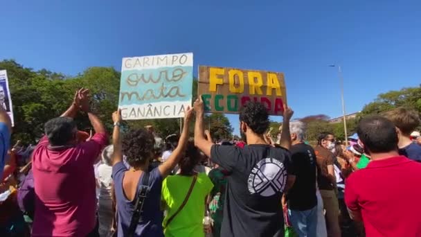 Zooming Images Two People Pancardes Protest Amazon Murders Brazil Brit — Stock Video