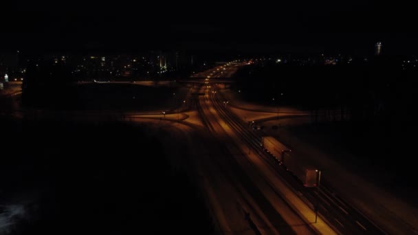 Vue Aérienne Circulation Nocturne Hivernale Clairsemée Sur Autoroute Près Ville — Video