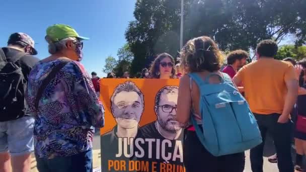 Imagens Deslizantes Mostram Bandeiras Que Lêem Justiça Para Don Bruno — Vídeo de Stock