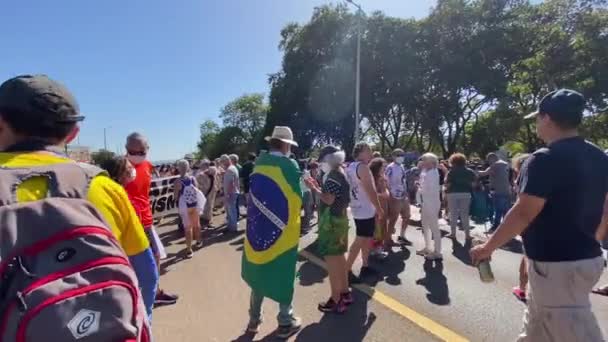 Відеозаписи Протесту Проти Вбивства Амазонії Показують Чоловіка Загорнутого Бразильський Національний — стокове відео