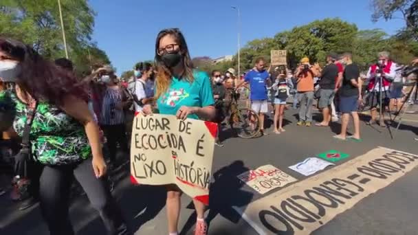 Kuvat Suurista Väkijoukoista Lehdistökameroista Protestitoiminnan Aikana Brittiläisen Toimittajan Brasilialaisen Alkuperäiskansan — kuvapankkivideo