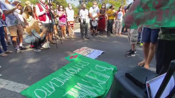 Images Slogans Lying Floor Canvas Masses People Protest Murders Brasilian — Stockvideo