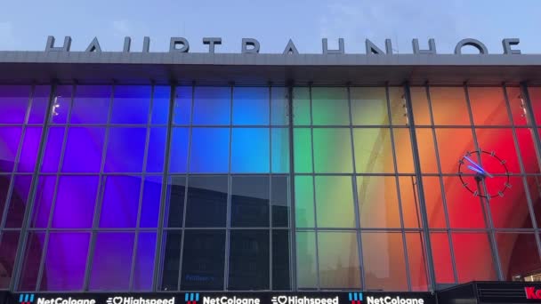 Der Kölner Hauptbahnhof Wird Ehren Der Stolpermärsche Juni 2022 Regenbogenfarben — Stockvideo