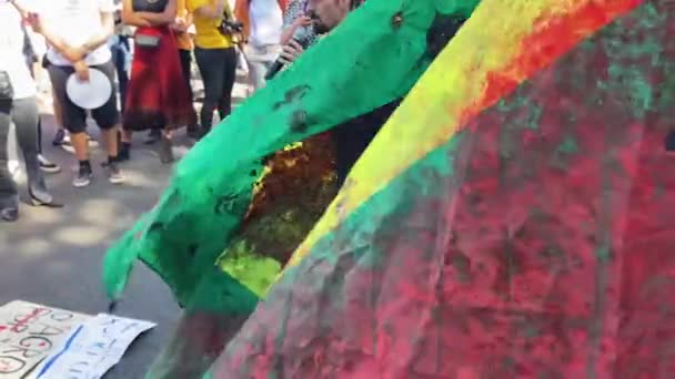 Una Bandera Ensangrentada Brasileños Ondea Viento Las Amazonas Protestan Contra — Vídeo de stock