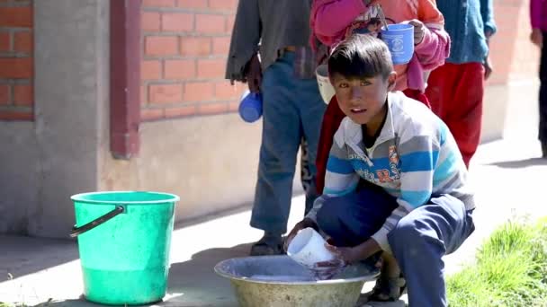Nach Der Mittagspause Waschen Kinder Einer Schule Den Bolivianischen Anden — Stockvideo
