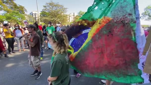 Den Splittrade Och Blodbefläckade Nationella Flaggan Protest Mot Morden Amazonas — Stockvideo