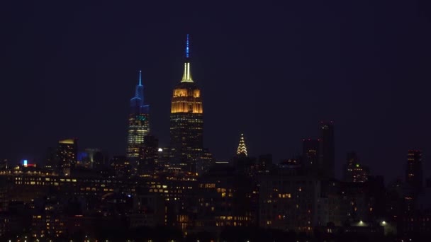 Nighttime Skyline New York Ferry River Handheld View — Stockvideo