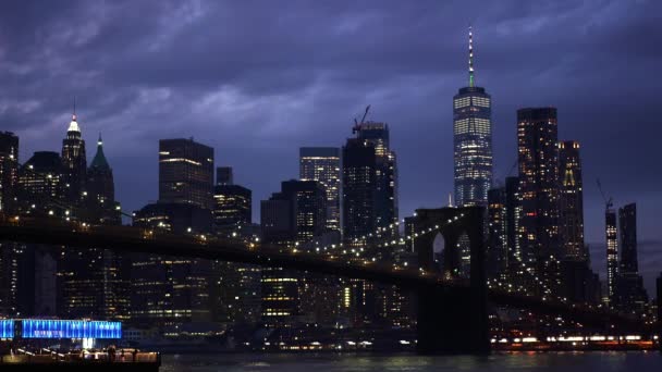 Nad Ozářeným Brooklynským Mostem Panoramatickým Panoramatem Manhattanu Ponurých Spojených Státech — Stock video