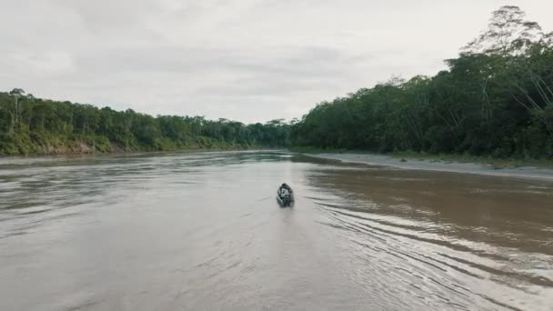 Vue Aérienne Vue Arrière Bateau Naviguant Dans Rivière Forêt Amazonienne — Video