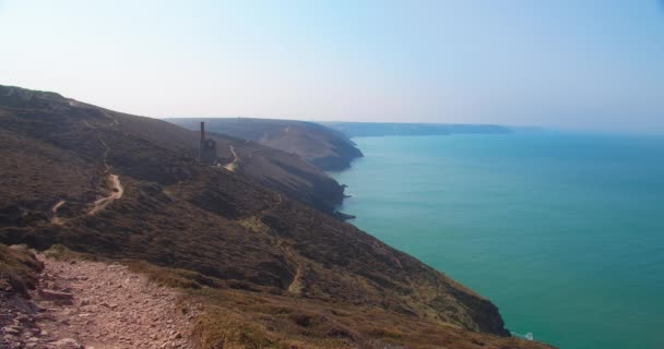 イギリスのチャペル ポースビーチ近くのノースコーンウォール海岸でのホイールコート錫鉱山の遠望 ワイドショット — ストック動画