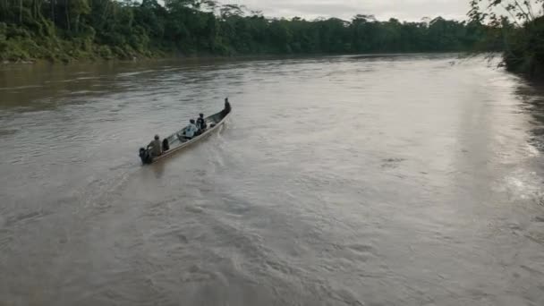Hajó Turistákkal Amazonas Folyó Ecuadorban Légi Drón Lövés — Stock videók
