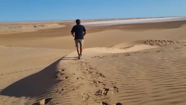 Muž Kráčející Poušti Sahara Zanechávající Stopy — Stock video