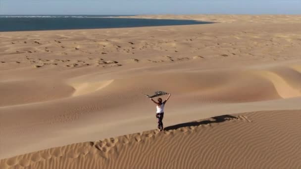 Stående Den Högsta Sanddynen Med Utsikt Över Nayla Lagoon Marocko — Stockvideo