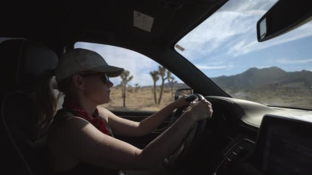 Una Donna Attraente Guida Attraverso Joshua Tree Una Bella Giornata — Video Stock