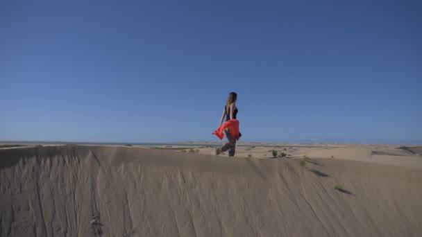Caminhando Pelo Deserto Marrocos — Vídeo de Stock