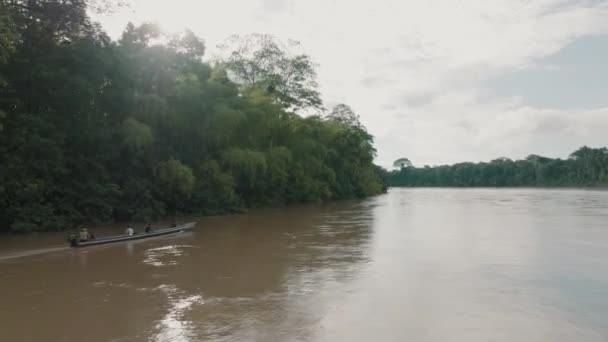 Εναέρια Λήψη Μικρού Σκάφους Που Πλέει Στον Ποταμό Αμαζόνιο — Αρχείο Βίντεο