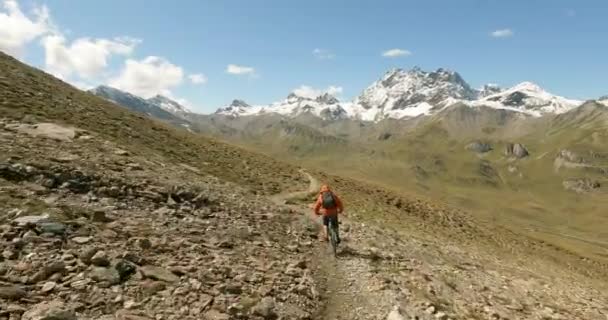 Vtt Cool Tourne Sur Seul Sentier Nature Terrain Alpin Élevé — Video