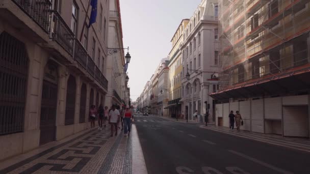 Turisták Helyiek Lisszabon Belvárosának Történelmi Utcáin Sétálnak Alacsony Naplementében Portugáliában — Stock videók