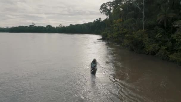 Tiro Aéreo Barco Navegando Rio Pequeno Barco Com População Local — Vídeo de Stock