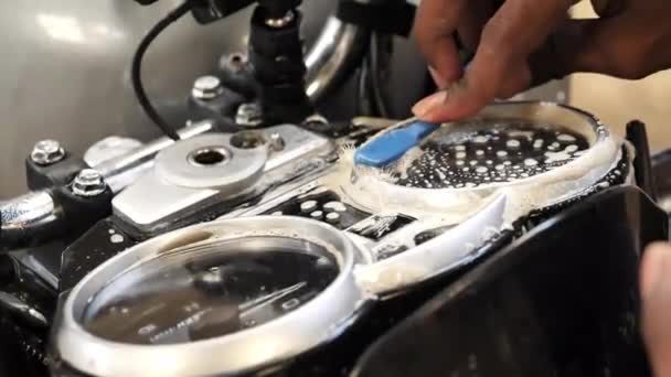 Fechar Mão Usando Escova Dentes Para Lavar Mostradores Cockpit Honda — Vídeo de Stock