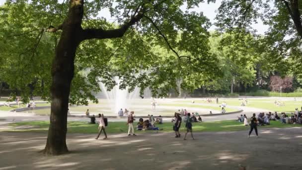 Mensen Hangen Rond Het Plein Van Bouteille Met Waterfontein Het — Stockvideo