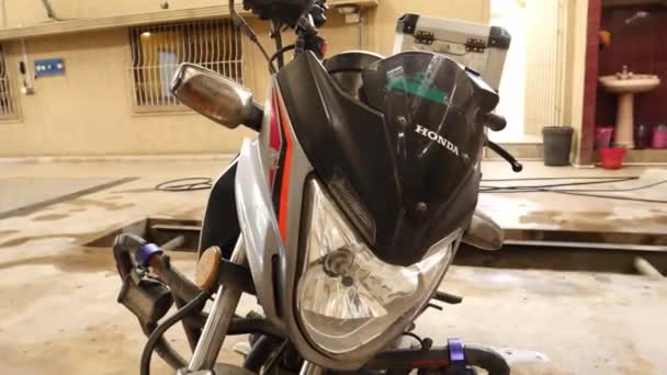Вид Передний Край Припаркованной Наружу Honda Cb150F Slow Motion — стоковое видео