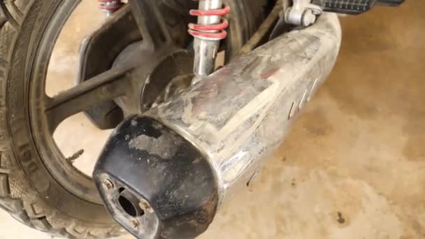 Close View Dirt Covered Exhaust Pipe Honda Cb150F Circle Dolly — Video Stock