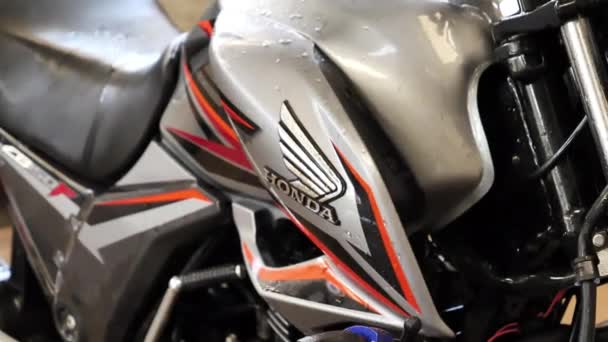 Vista Lateral Logotipo Honda Emblema Tanque Combustível Moto Cb150F Fechar — Vídeo de Stock