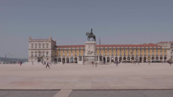 Širokoúhlé Záběry Turistů Místních Procházejících Kolem Soch Historických Budov Lisabonu — Stock video