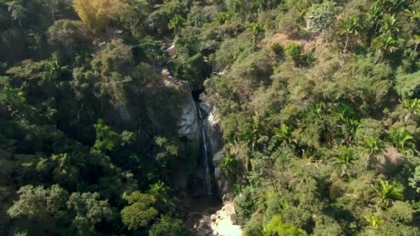 Drone Ascendiendo Cascada Yelapa Fluyendo Las Montañas Tropicales Jalisco México — Vídeos de Stock