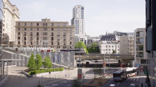 Treno Sul Traffico Urbano Nel Quartiere Europeo Bruxelles Belgio Larghi — Video Stock