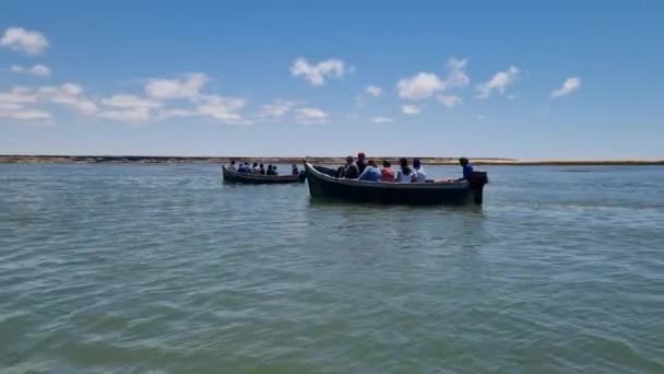 Grupo Turistas Movimiento Barcos Pesqueros Laguna Nayla Marruecos — Vídeo de stock