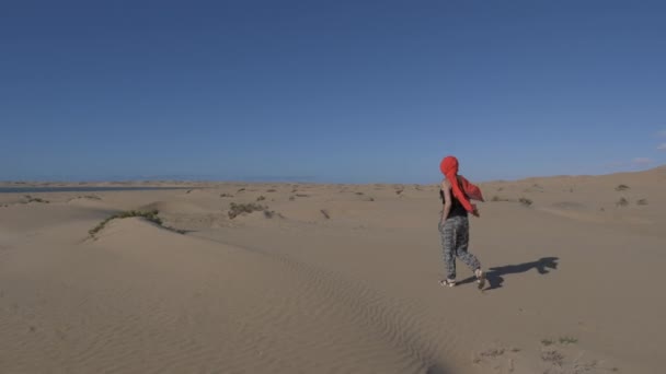 Mujer Con Hiyab Naranja Caminando Desierto Del Sahara — Vídeo de stock