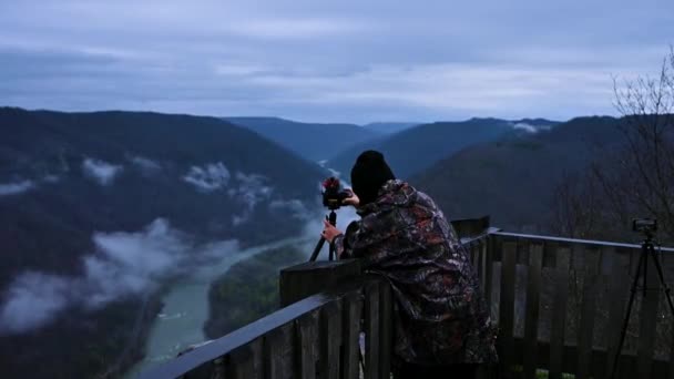 Chłopiec Robi Zdjęcia Góry Kamerze Przy Żelaznym Moście Górzystym Terenie — Wideo stockowe