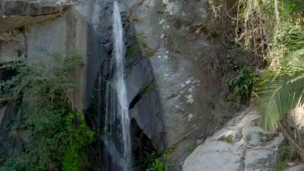 Cascada Yelapa Flowing Rocky Ledge Rainforest Jalisco Mexico Aerial Tilt — Stockvideo