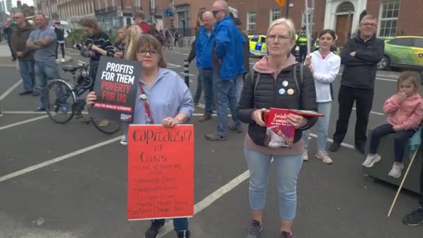 Custo Vida Protesto Cidade Dublin Mulher Segurando Uma Bandeira Sobre — Vídeo de Stock