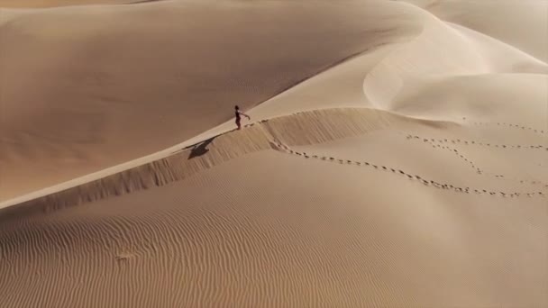 Drone Circling Woman Holding Blanket Air Sahara Desert — Stock Video